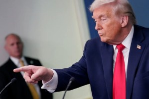 特朗普就收购格陵兰岛策略回应：“拭目以待”