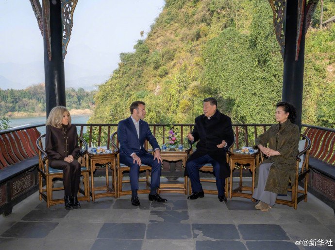 习近平同法国总统马克龙在成都进行友好交流