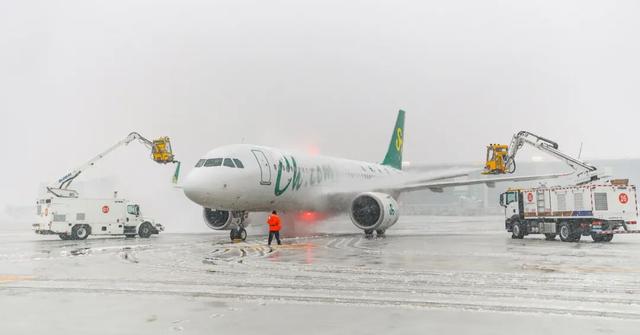 上海飞西安延误了5小时，突降暴雪，航班大面积延误！大批人被困机场