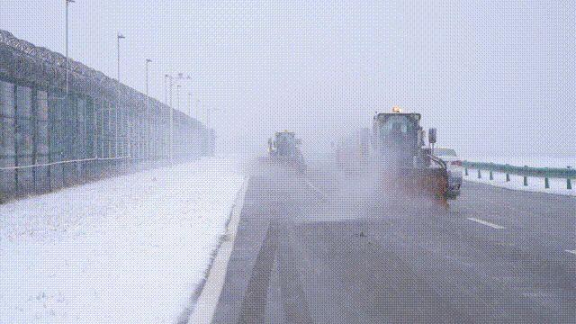 上海飞西安延误了5小时	，突降暴雪，航班大面积延误！大批人被困机场
