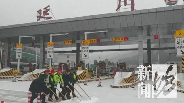 上海飞西安延误了5小时，突降暴雪	，航班大面积延误！大批人被困机场