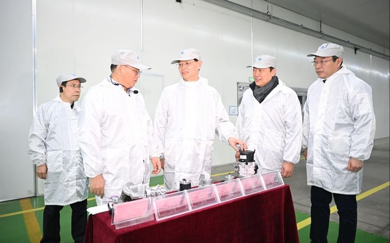 辽宁省委书记许昆林，主动与企业家加微信