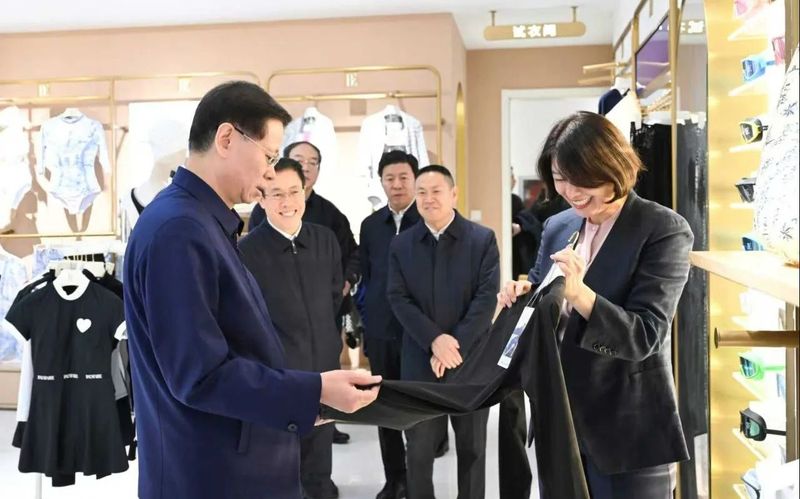 辽宁省委书记许昆林	，主动与企业家加微信