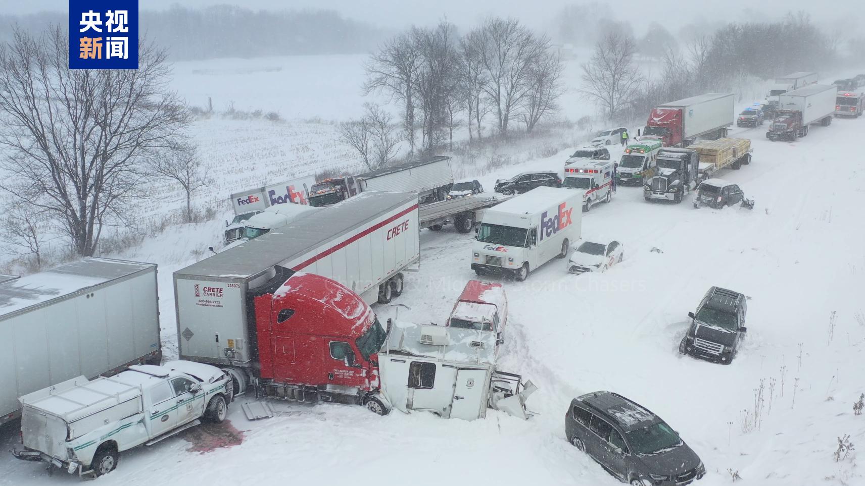 美国密歇根州暴雪引发百车连环相撞