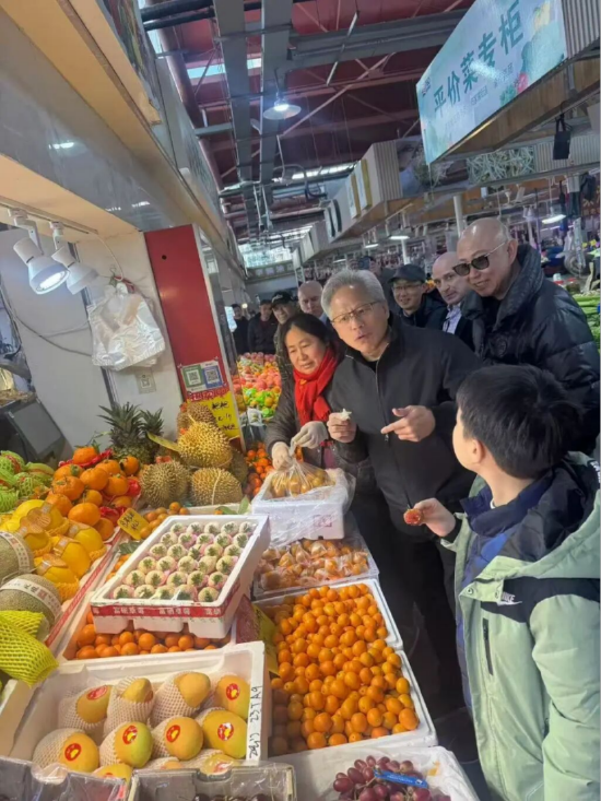 黄仁勋2026首度来华：逛上海菜市场还发红包 晚上参加年会