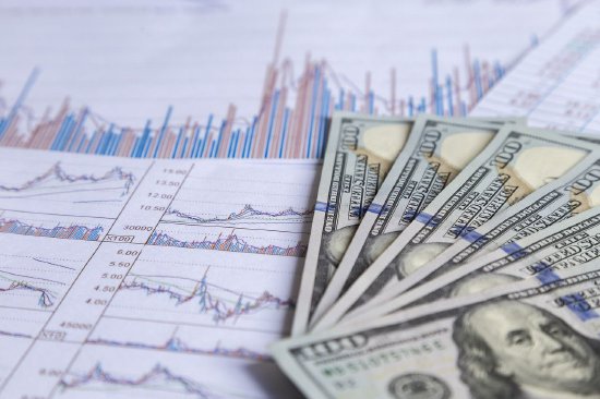 美元跌至四年低点	，干预风险推高日元