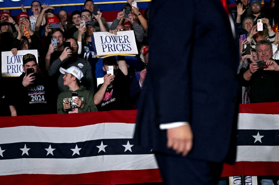 特朗普欲将选民注意力重新聚焦经济领域，此举或令其追悔莫及