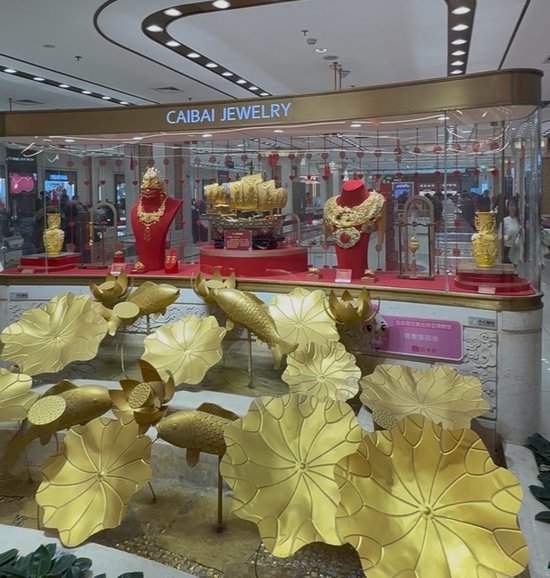 北京金店直击！有年轻人豪买450克，回购窗口前排起百米长队