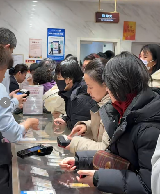 北京金店直击！有年轻人豪买450克	，回购窗口前排起百米长队