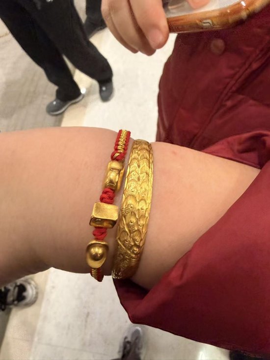 北京金店直击！有年轻人豪买450克，回购窗口前排起百米长队