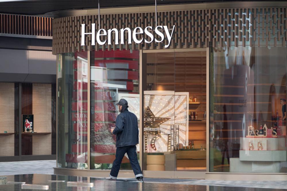 营收下滑，轩尼诗放下了高端的面子