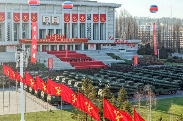 金正恩出席火箭炮赠送仪式	，600毫米大口径火箭炮亮相，“世界上威力最大的聚焦式超强力攻击武器	”