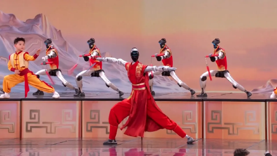 现在谁还在笑？中国人形机器人一年内：从全网群嘲的摔倒	，变身功夫空翻