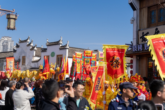 带动旅游收入超24亿元	，“世界超市”赢麻了！春晚分会场成火爆打卡点！