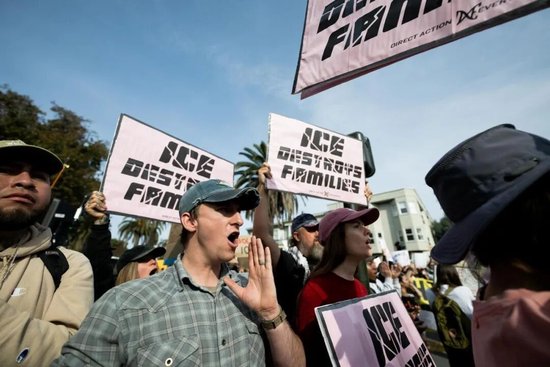 美政府建的这个移民拘留中心	，被起诉了