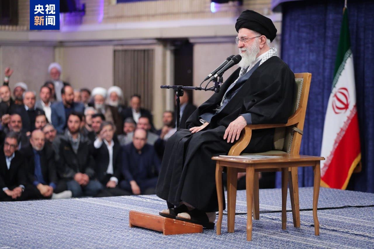 美以称哈梅内伊已“不在世” 伊朗关闭霍尔木兹海峡 袭击致近千人伤亡